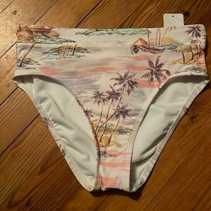 Brand new Fresh water bottoms match with a cute top!!